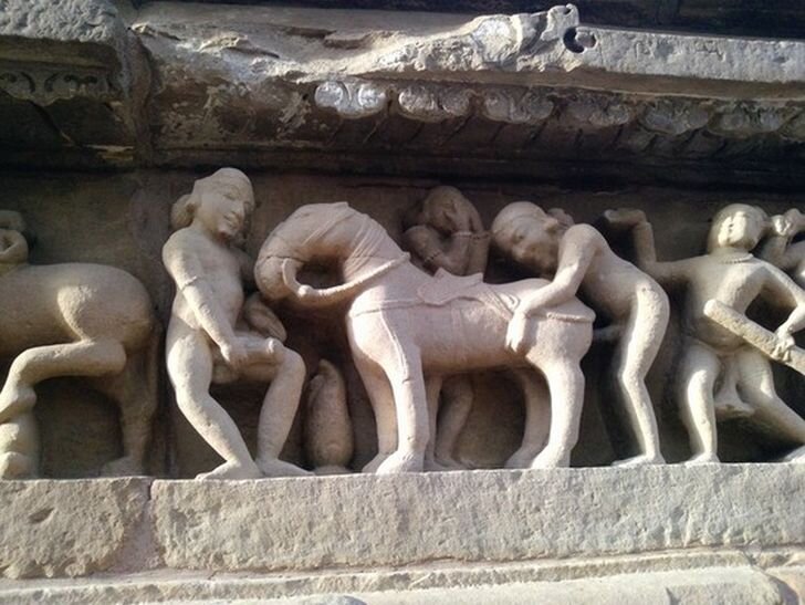 Фрагмент статуи со сценой скотоложства (около 470 г. до н. э.)