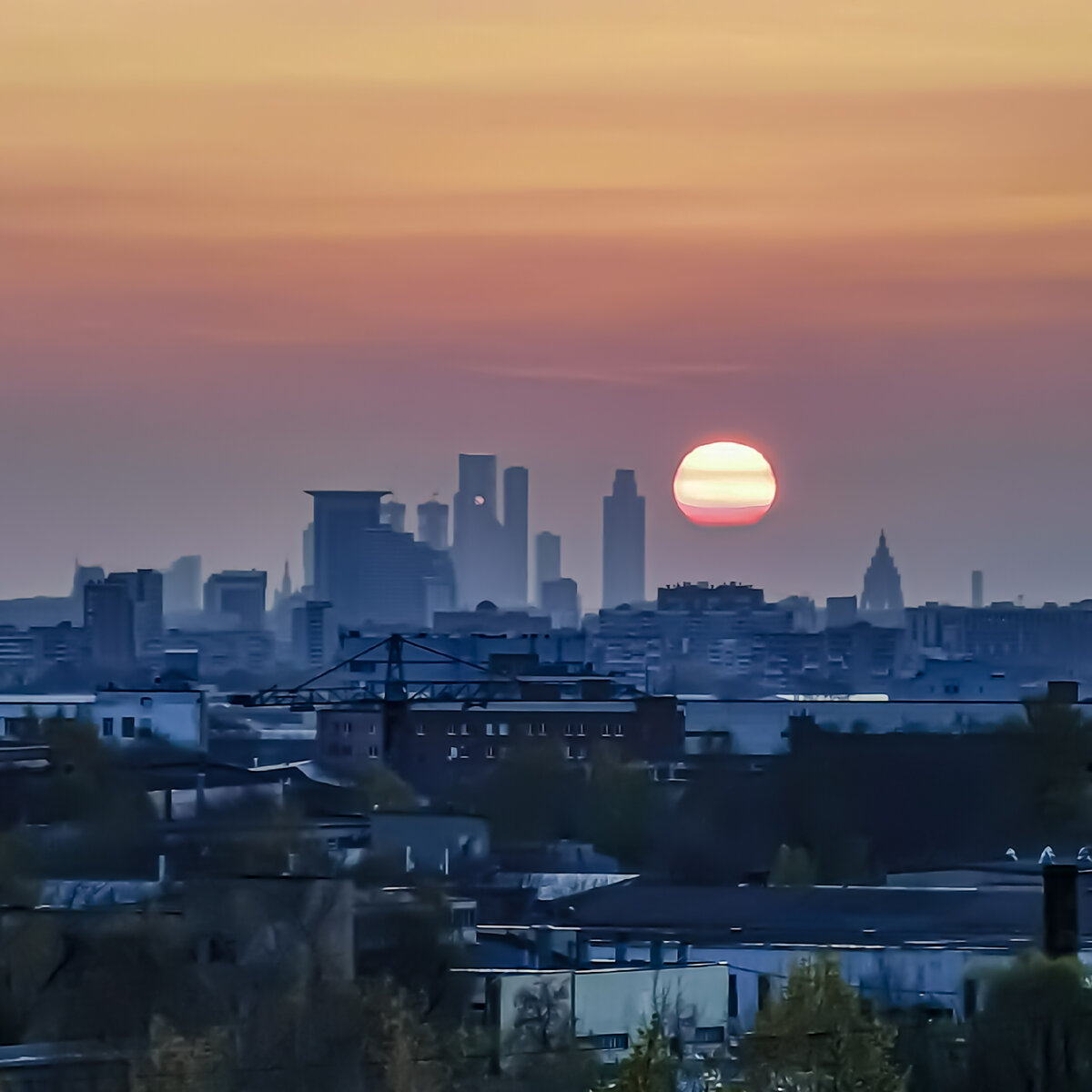 Мегаполис буквально пожирает человеческие жизни... Фото автора. 
