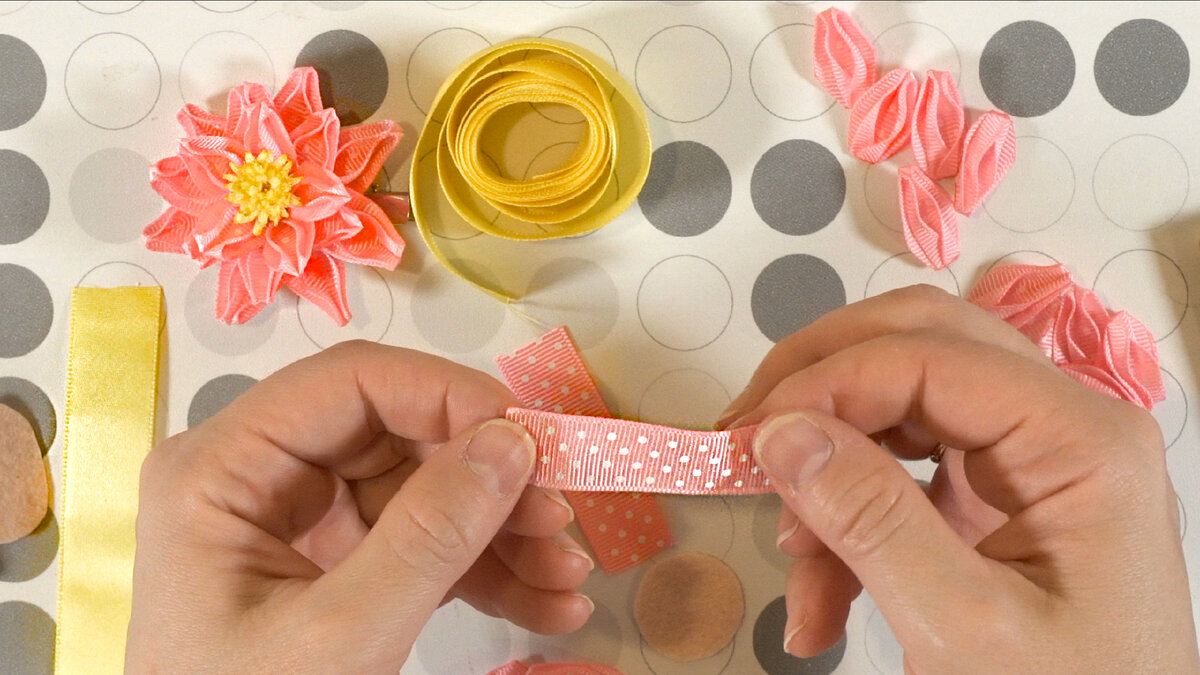 Заколка, бантик кувшинка из репсовой ленты