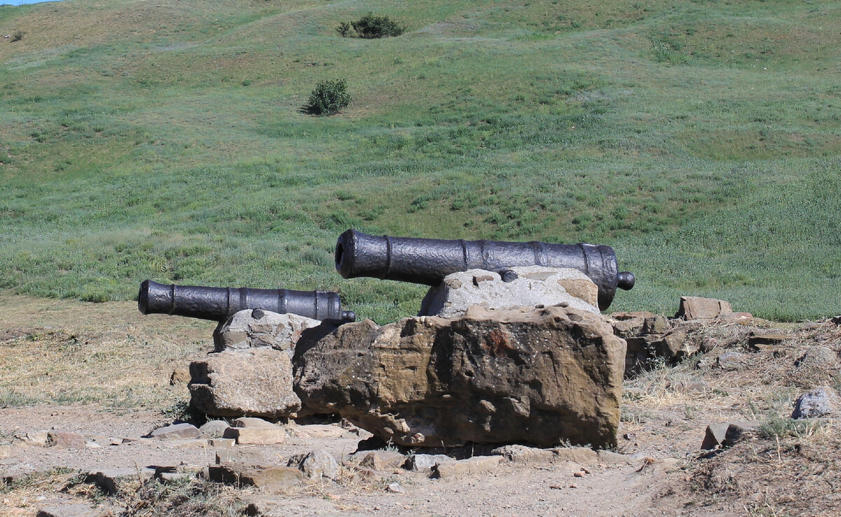 Все, что осталось от Тортуги. Шутка! Это Судак. Фото автора.