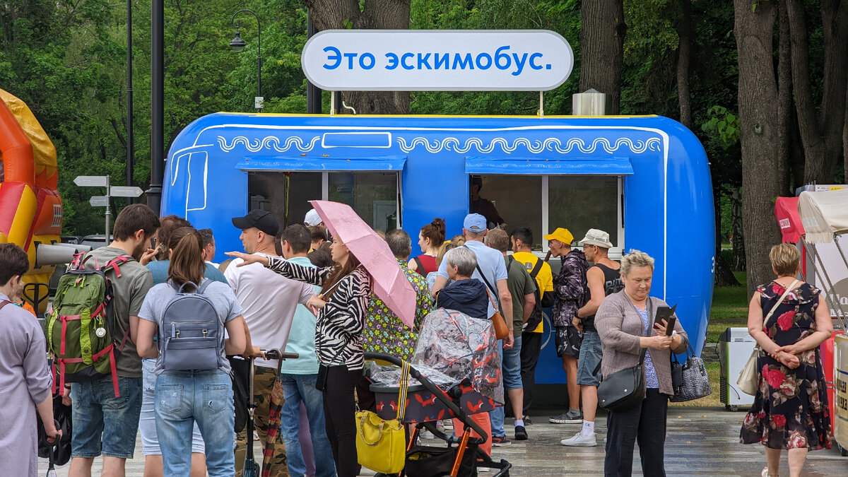 Москва не перестаёт удивлять некоторыми своими названиями. Конечно же все уже давно разобрали на темы знаменитую надпись "Это электробус". Она написана в Москве уже на тысяче электробусов.