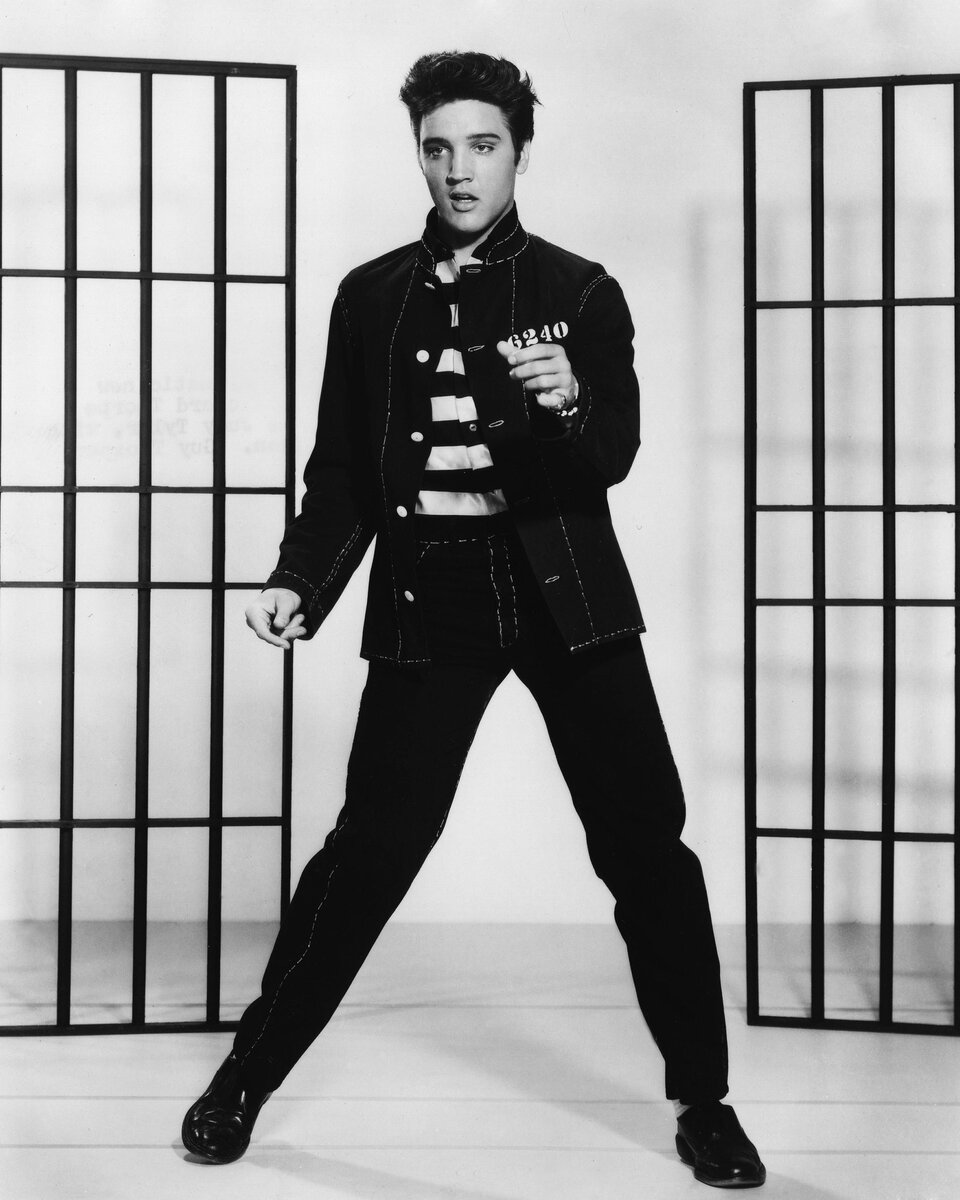 Элвис Пресли выступает в "Jailhouse Rock" в 1957 году в черных джинсах от Levi Strauss & Co.. Фотография: Cordon Press. 