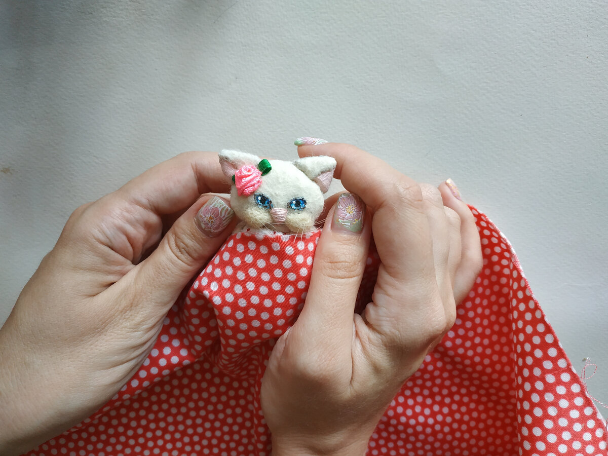 А вот такой вариант? Этот горошек для неё уже крупноват, в её размере, он примерно как мячик для настольного тенниса. В принципе, ещё допустим, но мне кажется крупноват, по-моему, для неё первый вариант горошка был лучше. Фото из архива автора.