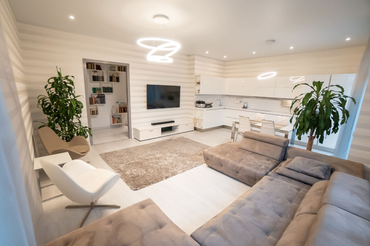 3-комнатная квартира с просторной кухней-гостиной, двумя спальнями. 