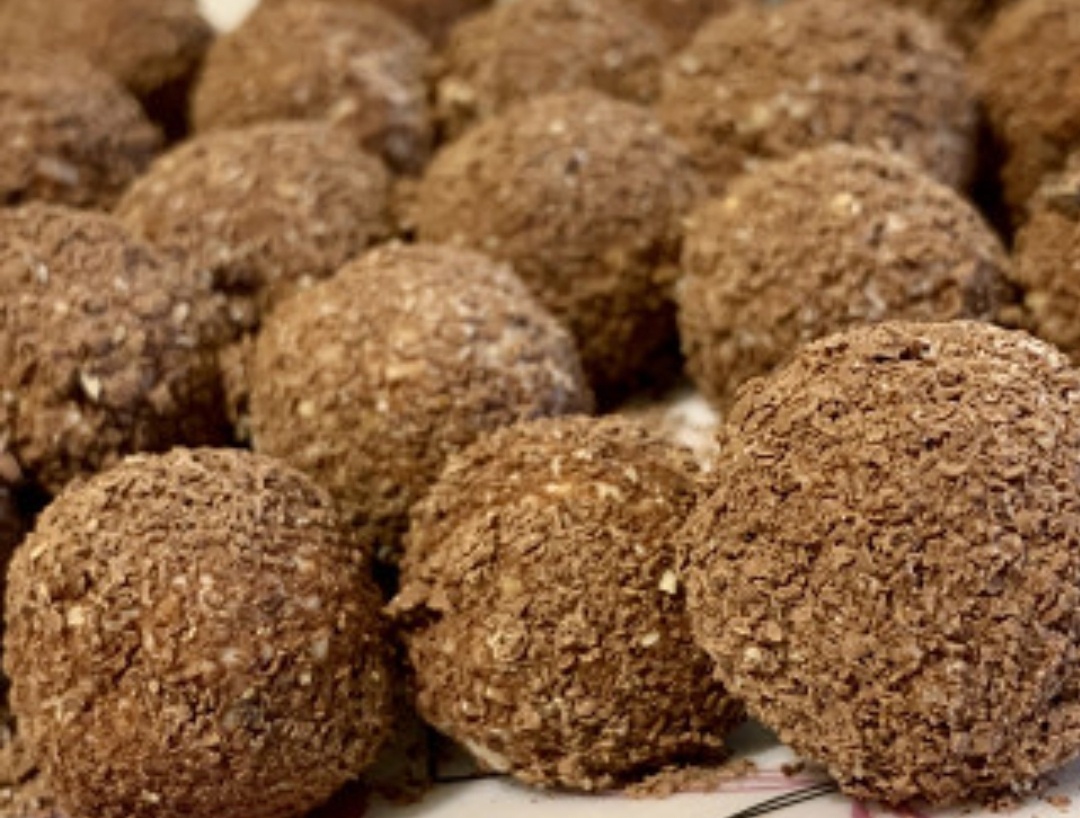 Инструкция приготовления. 1. В блендере измельчить орехи, печенье и в конце добавить творог.2. Натереть шоколад. Скатать из творожной смеси небольшие шарики и обвалять их в шоколадной крошке.3. Перед подачей конфетки охладить в холодильнике в течение часа.