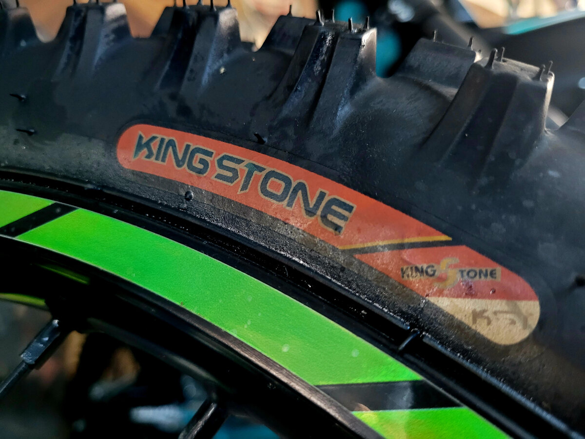 Покрышки KINGSTONE на мотоцикле Rockot X300 Toxin
