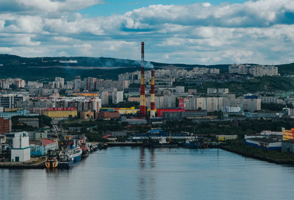 Мурманск большой город. Мурманск центр города. Мурманск. Заполярье мурманск. Маяк мурманск памятник.