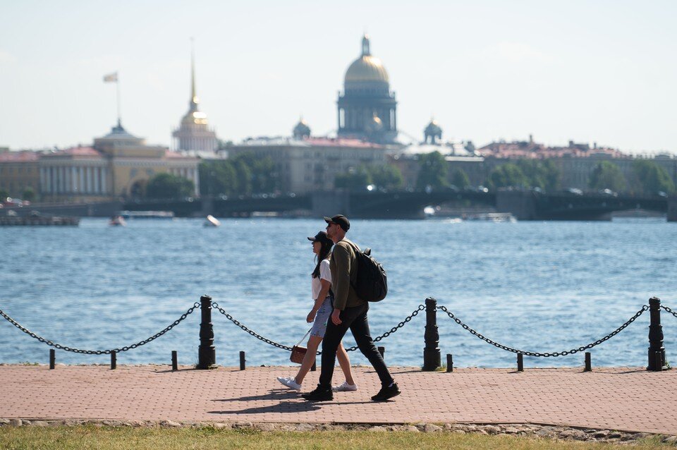 Санкт петербург август конец. Туристы в Питере. Путешественники в Питере. Солнечная погода в Питере. Питер 22 августа.