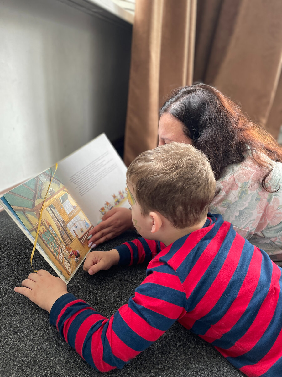 Диляна с Тимуром на занятиях программы "Территория радости" Родительского центра "Подсолнух"