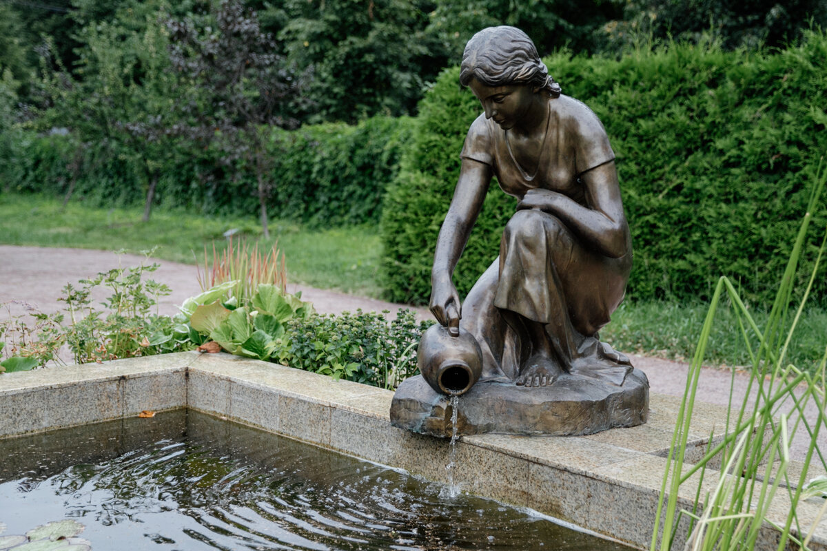 «Девушки на фонтанах». Девушка с кувшином.