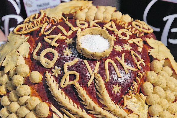 Сябры взяли у диеты  выходной - устроили каравай-фест «Батькова булка». Фото: БелТА