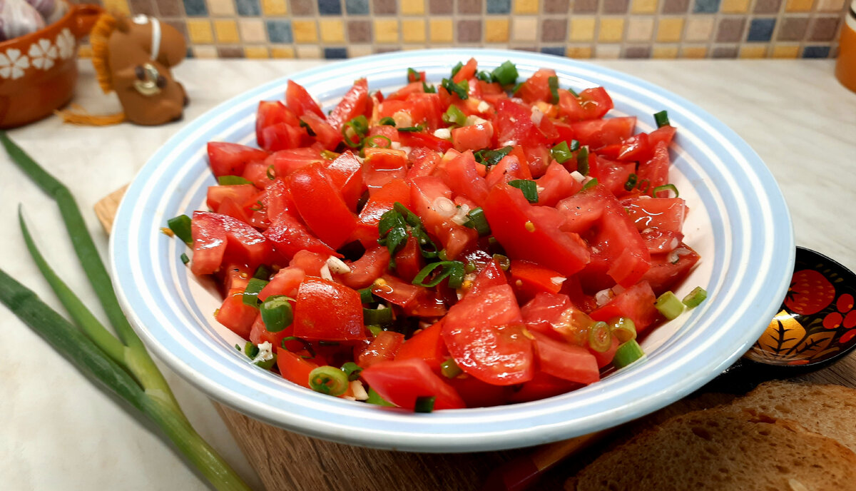 Самый простой салат из минимума  доступных продуктов, который можно приготовить очень быстро. Блюдо получается сочное и ароматное 👍