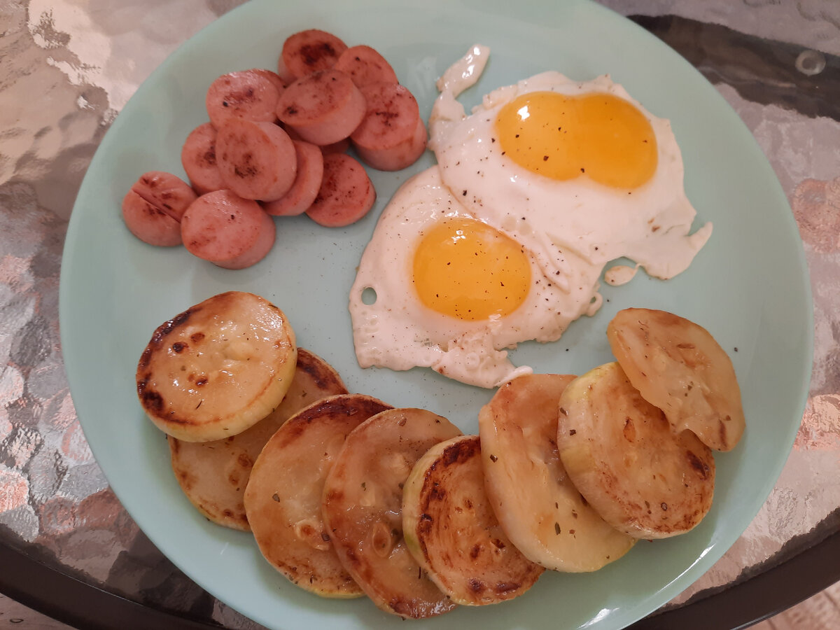 Кабачок, яичница, сосиска