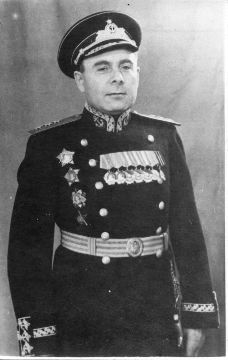 Адмирал  А. Головко. 1946 г.