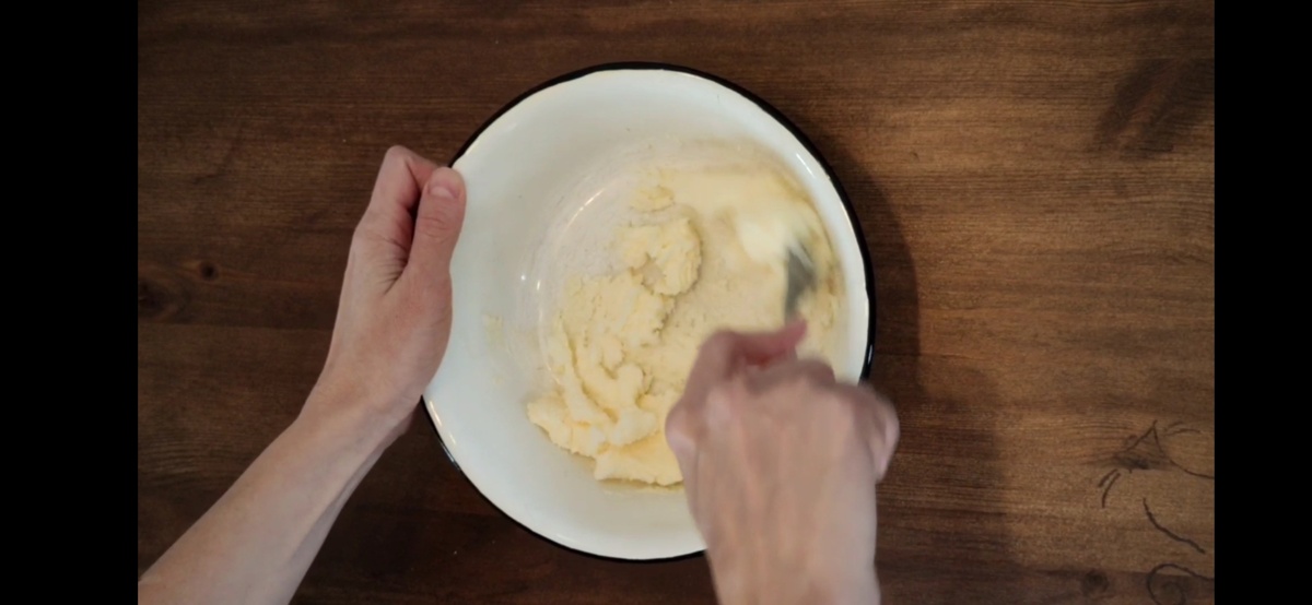 Обьединяем масло комнатной температуры,с ахар, ванильный сахар и щепотку соли и перемешиваем