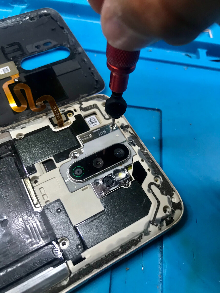 При вскрытии крышки, можно легко задеть и повредить шлейф отпечатка пальца 