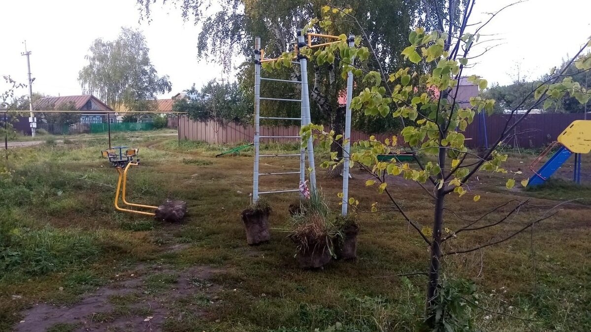     В поселке Большие Дербышки снесли единственную детскую площадку. Землю продали под строительство частного дома — без ведома администрации. Соответствующий пост появился в социальных сетях.