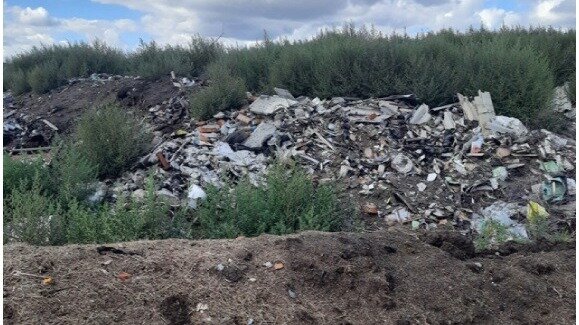     На участке, предназначенном для пашни, не только складировали, но и сжигали опасные отходы.