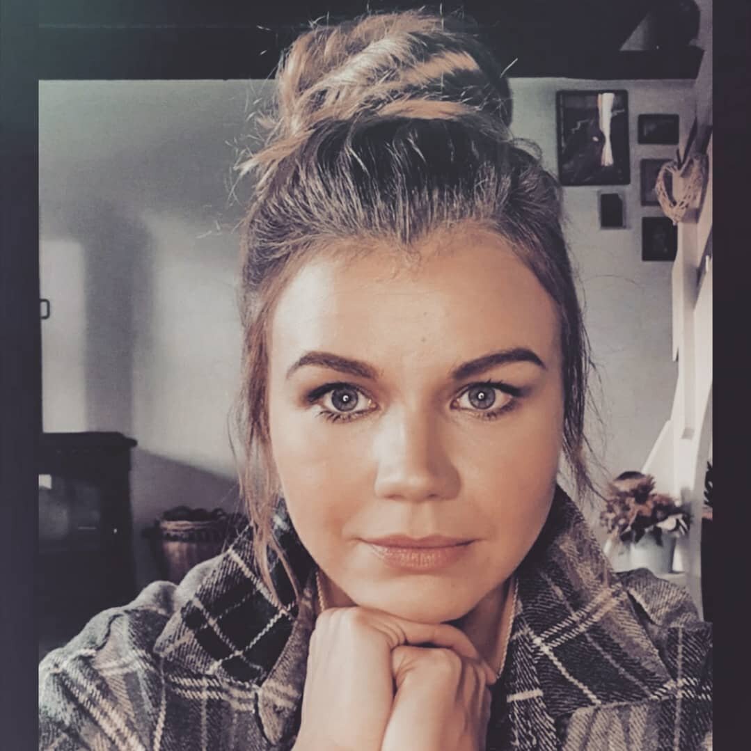 Роми Хаусман - миловидная молодая девушка (даже с трудом верится, что она способна написать столь мрачное чтиво). А с другой стороны, как гласит один из фактов биографии писательницы, она живет со своей семьей в уединенном доме в лесу. Так может быть какой-то жизненный опыт стал триггером для Роми при написании романа? 