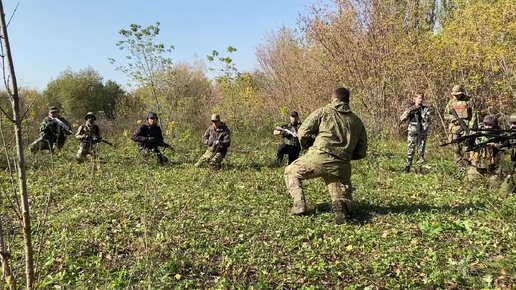 Как правильно перемещаться на коленях с автоматом Калашникова, тренировка призывников