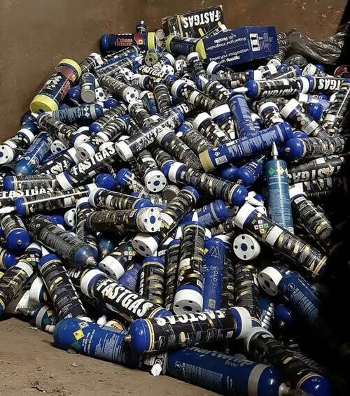 Использованные газовые баллоны, сваленные в кучу на карнавале в Ноттинг-Хилле (RBKC/SWNS via Daily Mail)