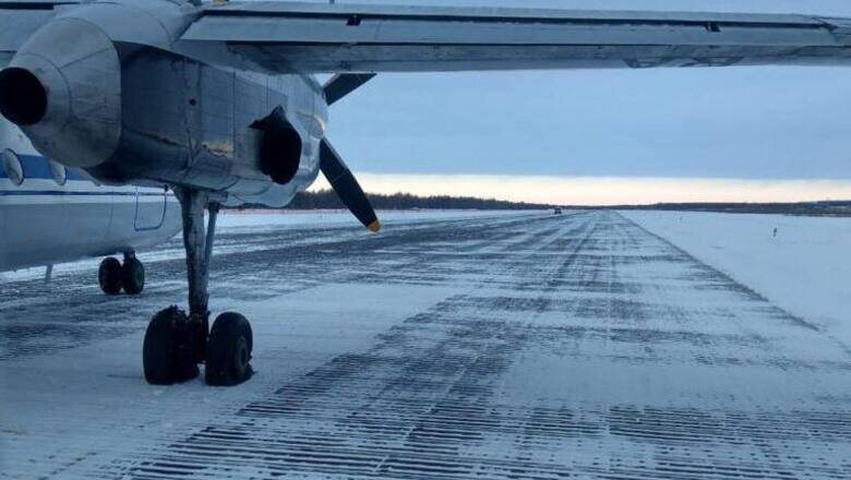 У самолета Ан-24 в Охотске на взлетной полосе лопнули колеса шасси