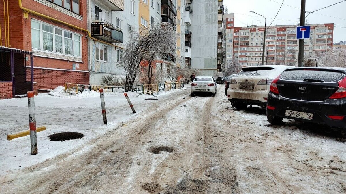     В Нижегородской области завели 28 административных дел из-за плохой уборки снега во дворах и наледи с крыш домов. Об этом рассказали в областной ГЖИ.