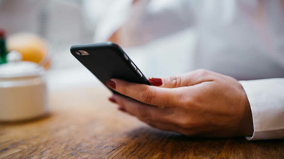     Мошенники научились с помощью вредоносных программ красть деньги со счетов россиян в обход служб безопасности. О новом способе телефонного мошенничества рассказал эксперт по международным финансовым рынкам Роман Эткинд.