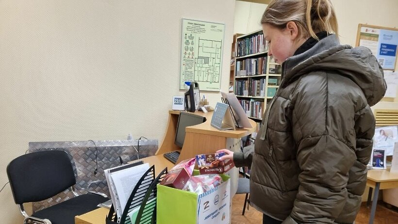    Читатели библиотек Наро‑Фоминска участвуют в акции «Новогодняя посылка солдату» © Пресс-служба администрации Наро-Фоминского городского округа