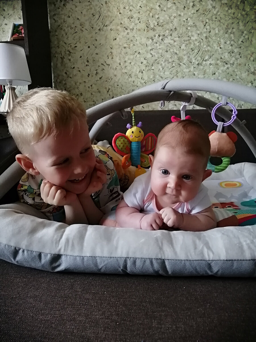 В наборе к коврику ещё шла специальная подушечка под грудь, чтобы помогать формировать опору на локти. Если такой подушечки нет, то специалисты рекомендуют скатывать полотенце или пелёнку в валик. 