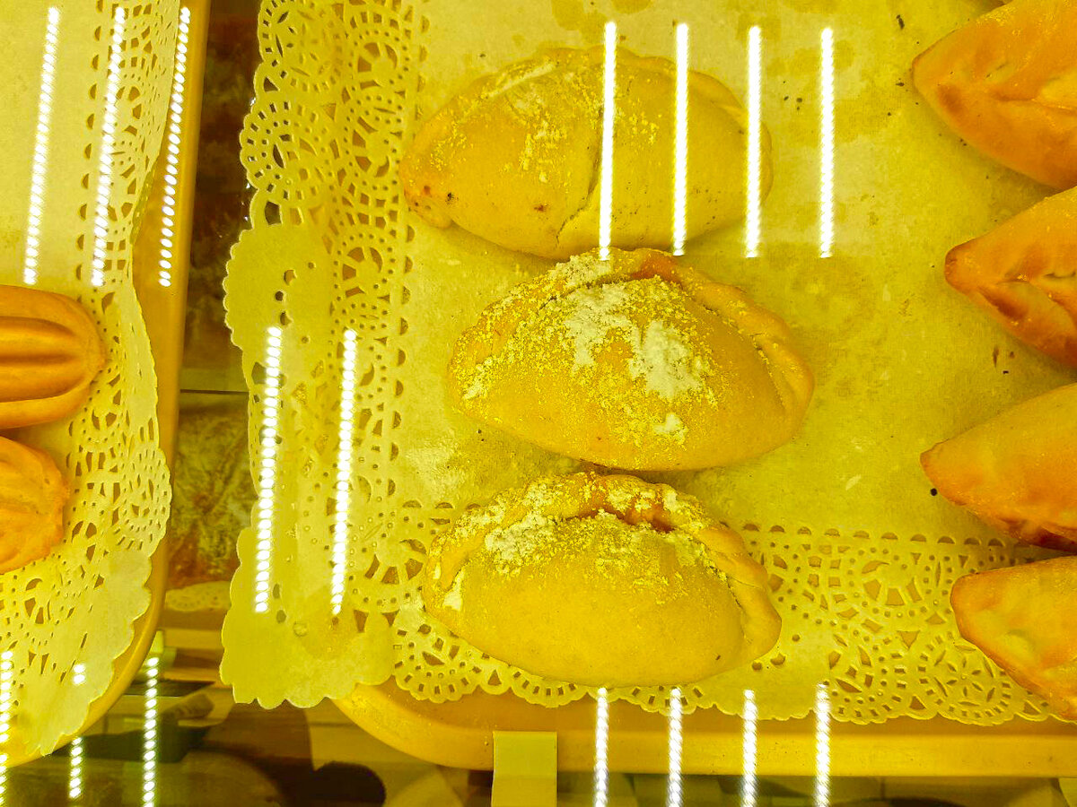 Очень похожи на сочники или большие пельмени