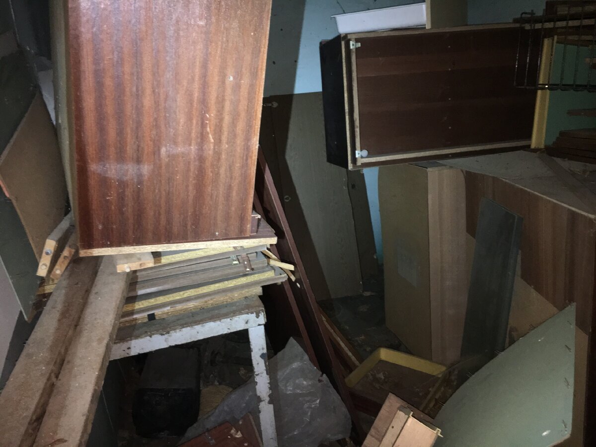 Приготовленные к вывозу шкафы в Припяти