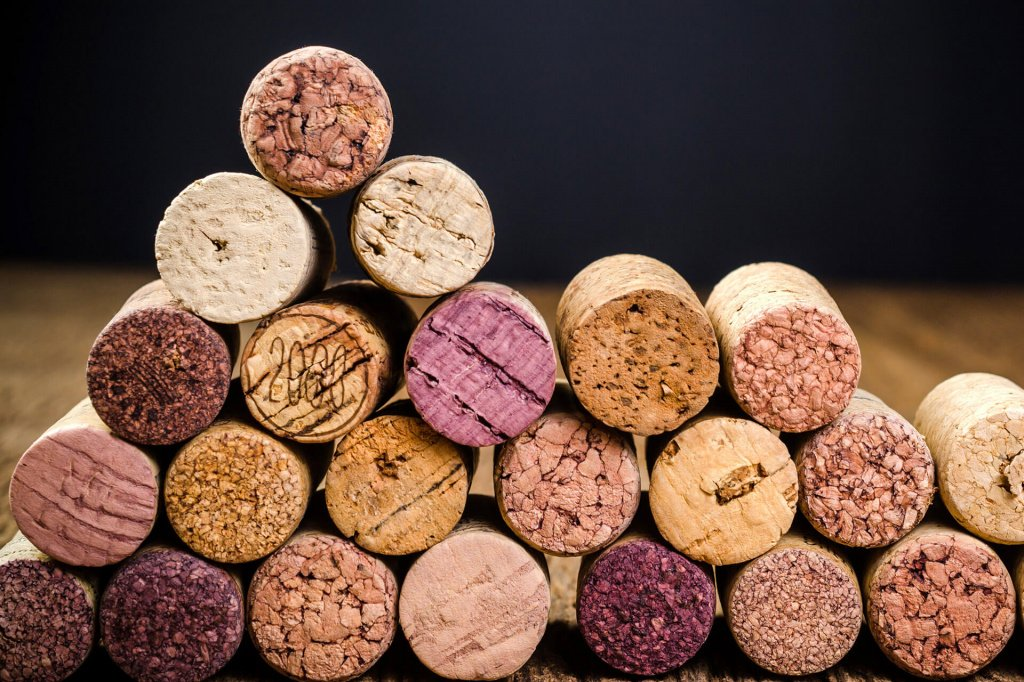 Пробковая болезнь вина. Пробковая болезнь вина. Пробковая болезнь. Татуировка винная пробка. Пробковая болезнь вина.