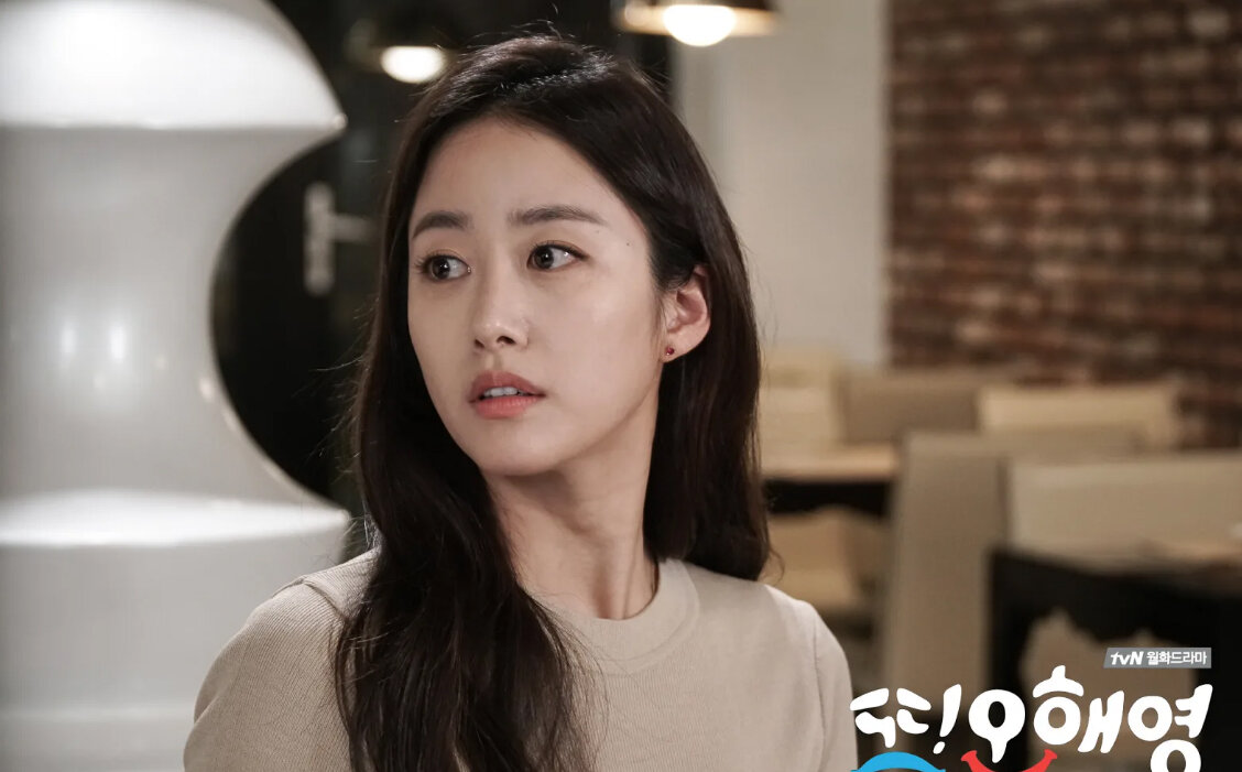 Нуууу я бы тоже комплексовала немного. Она действительно красивая О Хэ Ён))). Актриса Чон Хе Бин