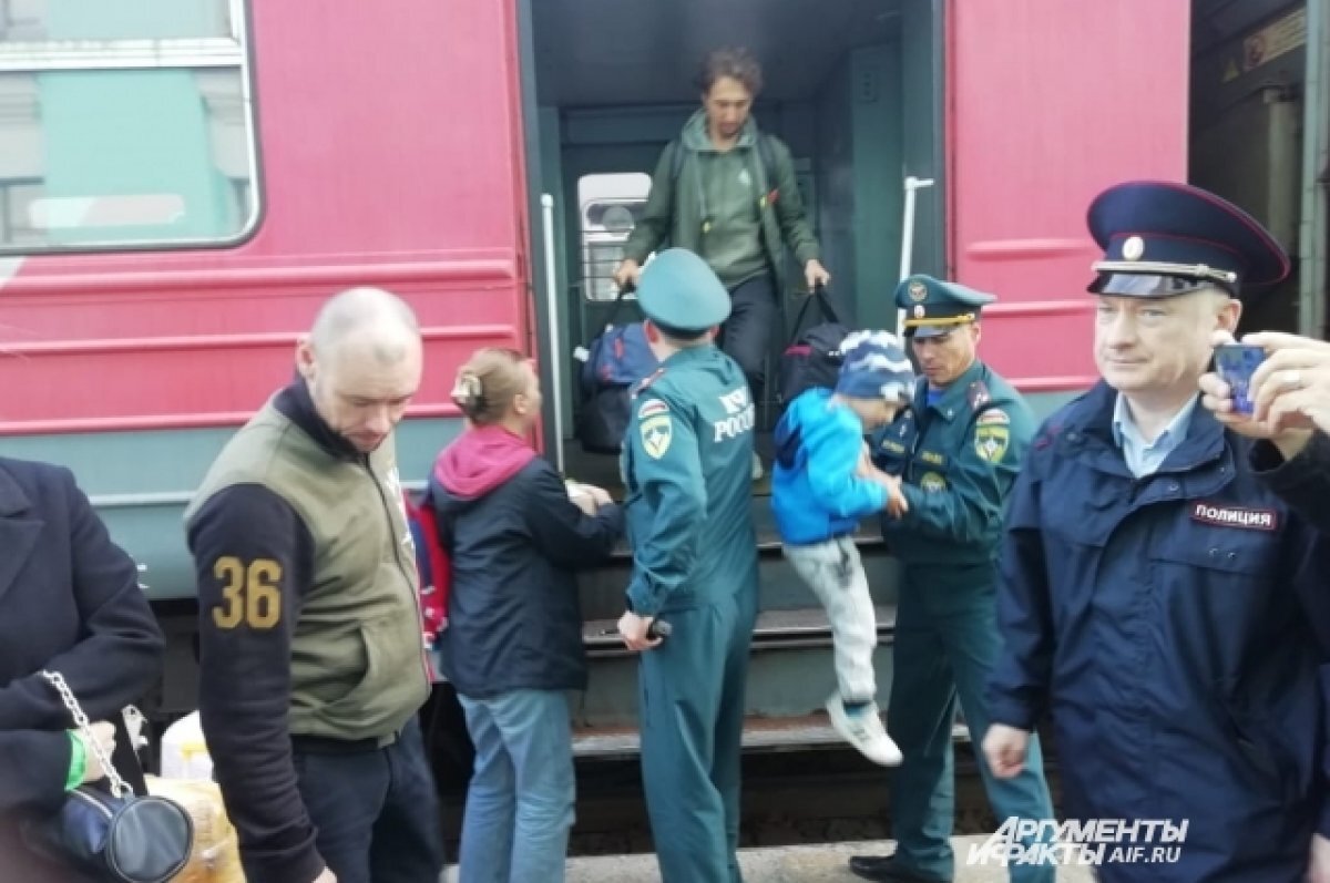    Детей из поезда выносили на руках.