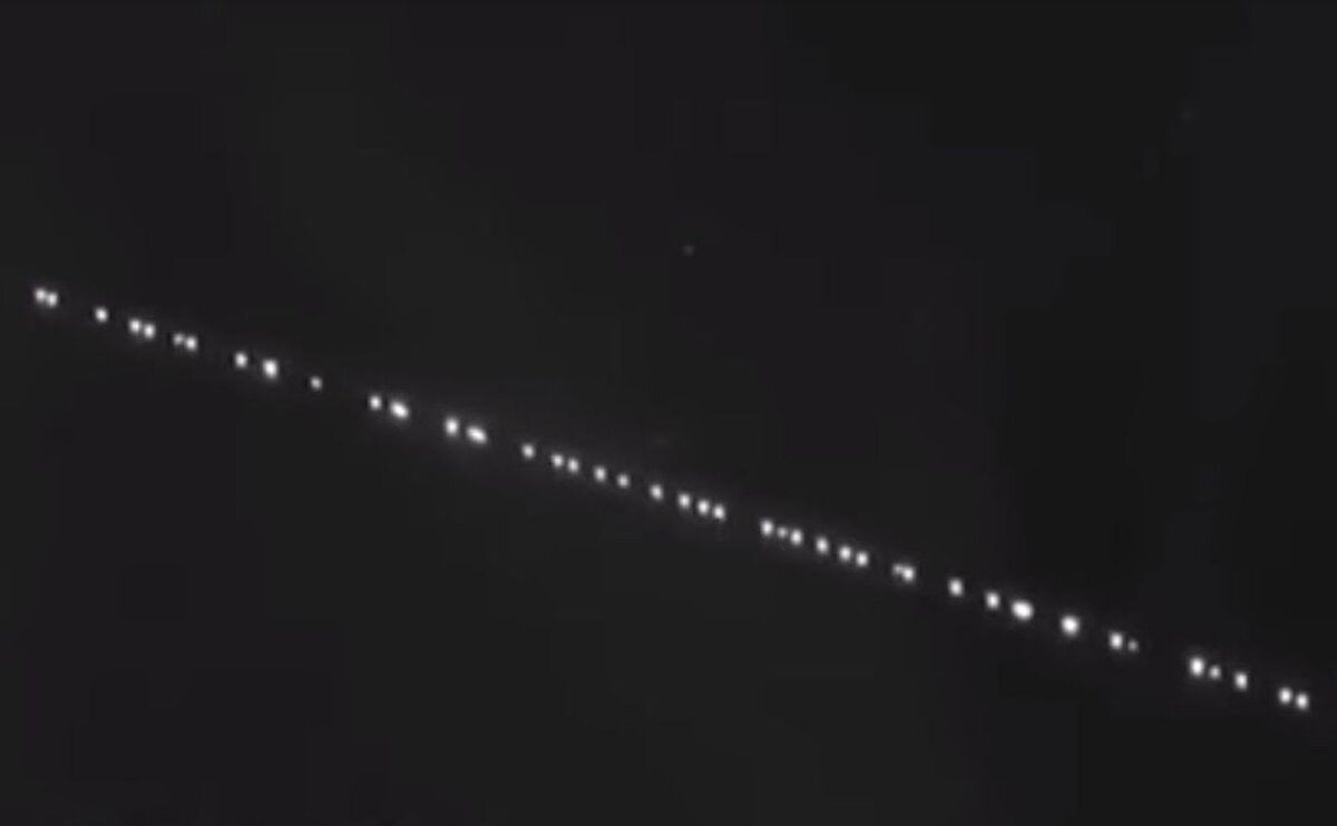 спутники в небе над россией 2023. старлинк илона маска на небе. спутник идана маска starlink. спутники в небе над россией 2023. спутники илона starlink.