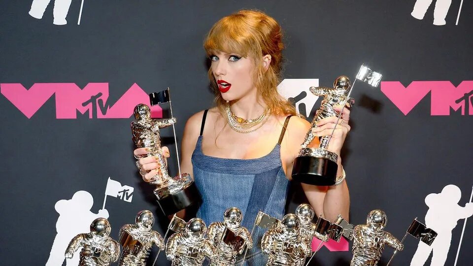 Тейлор Свифт и её награды (фото: push.abs-cbn.com)
