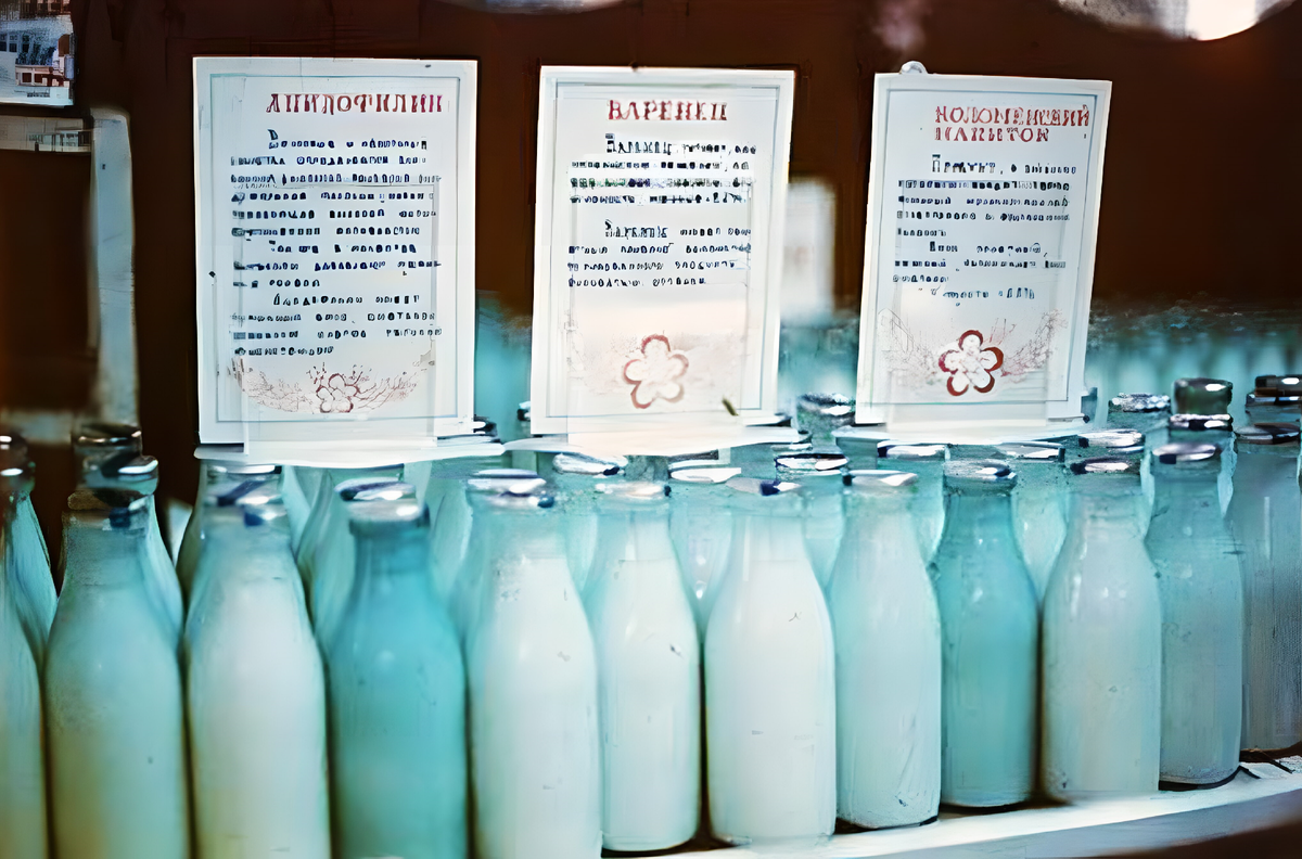 Сколько стоили пустые бутылки. Бутылочное молоко в СССР. Советская молочная продукция в бутылках. Советское молоко в стеклянных бутылках. Советские молочные продукты в бутылках.