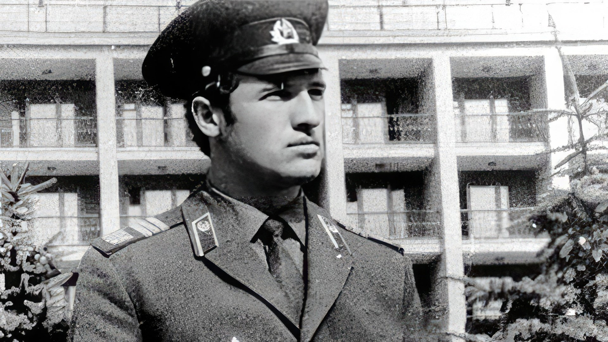 Молодой Лукашенко в военной форме 