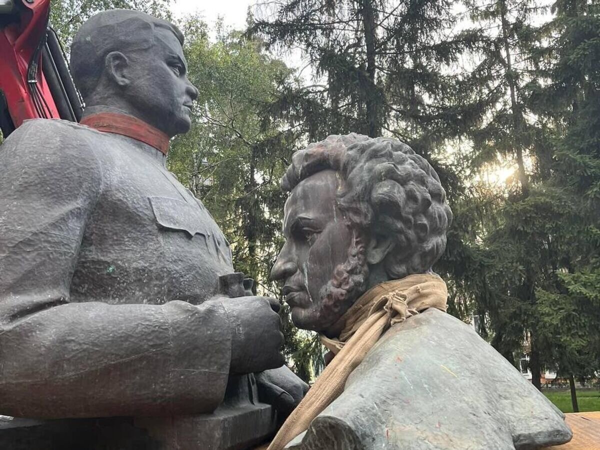    В Полтаве снесли памятники Пушкину и Ватутину© Фото : Ирина Геращенко / Telegram