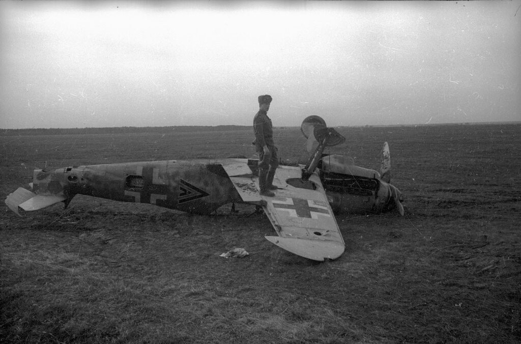 Самолете был сбит. Сбитый Мессершмитт 109. Подбитый немецкий самолет 1945. Подбитый немецкий самолет ВОВ. Сбитый Мессершмитт в Сталинграде.