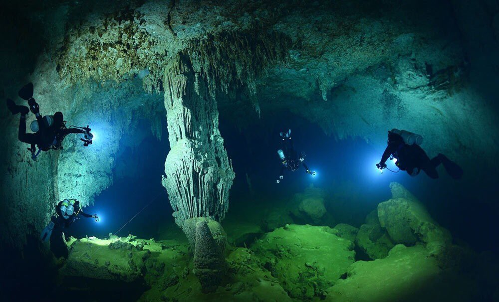 Вертикальная пещера затоплена водой можно найти уровень. Большая голубая дыра Белиз дайвинг. Большая голубая дыра в Белизе дайвер. Блю Холл Белиз. Большая голубая дыра, Лайтхаус-риф.