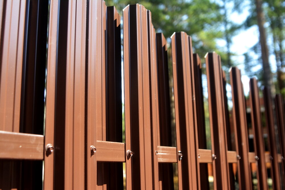 Евроштакетник — универсальный материал для забора