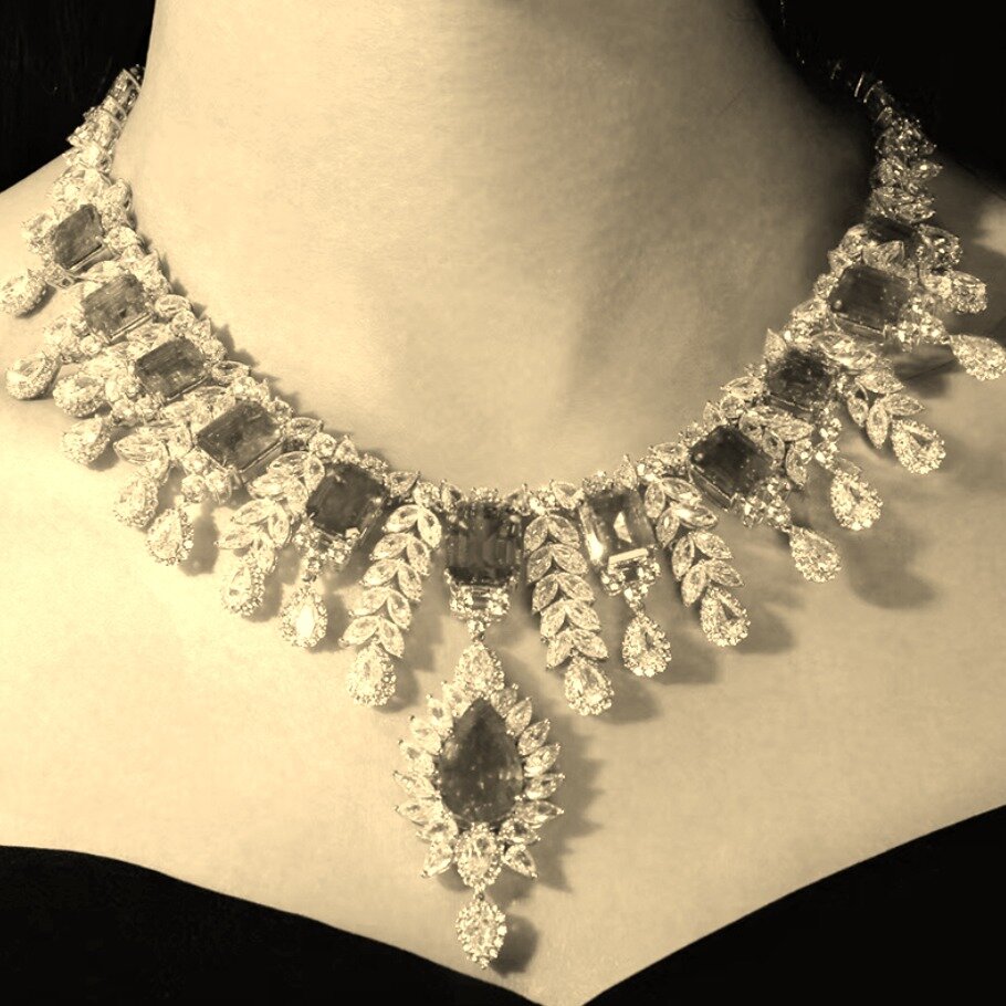 Это колье. У него выступающая центральная часть (мотайте галерею, чтобы увидеть ожерелье)