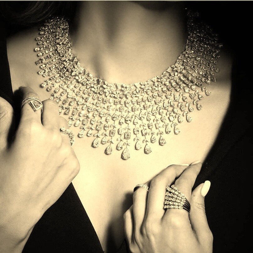 А это, нечто среднее между колье и ожерельем.