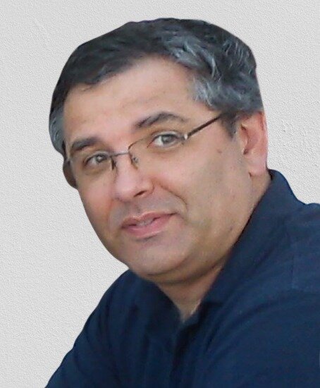 Артем Абакумов, директор центра энергетических технологий «Сколтех», профессор , рассказал о рынке литий-ионных батарей в России, а также о барьерах, мешающих ему развиваться: «В России целый ряд научно-технических инициатив, Аэронет, Автонет, Маринет, Энерджинет, разработали дорожные карты, в которых  прописаны технологические барьеры для накопителей. Самый большой интерес представляет карта НТИ «Автонет», в которой технологический барьер задан в качестве стандарта батарей для электротранспорта. По дорожной карте «Автонет», литий-ионная батарея предполагает преодоление расстояний  электромобилем более 600 км без подзаряда, время подзаряда до 80% не более трех минут, количество циклов заряда не менее 20 000 и температурный режим -50 — +65. Если применить данный стандарт для батареи легкового электромобиля, например, Nissan Leaf, увидим несостыковки. Длина пробега должна вырасти с 160км до 600 км, то есть энергоемкость батареи увеличится с 20 кВтч до 112 кВтч. Такая батарея в домашней электросети должна будет заряжаться 17 часов, а значит потребитель даже за ночь не успеет подзарядить аккумуляторную батарею. На зарядной станции, если мы применим условие зарядки до 80% в течение 3-ех минут, при напряжении 480В, батарея должна заряжаться током 3,7 кА. Ресурс батареи по техническому барьеру должен быть 20 000 зарядно-разрядных циклов, соответственно, срок жизни батареи вырастает до более чем 110 лет. Я плохо себе представляю, как это все возможно. Вышесказанное доказывает, что не существуют одной единственной батареи для  электротранспорта: батарей должно быть очень много, разных характеристик, на разные режимы эксплуатации и условий заряда. Если говорить о производстве батарей для электротранспорта — одним производством тут не обойтись. В России ситуация в этом плане удручающая, даже если учитывать производство литий-ионных батарей для электробусов. Производится совершенно ничтожное количество литий-ионных батарей для рынка. Технологии производства, конкурентоспособность литий-ионных батарей зависят в первую очередь от того, в каком объеме они будут производиться и в каком объеме подготовлен рынок. Причиной отсутствия производства литий-ионных аккумуляторов в России можно назвать малое количество научных групп организаций, работающих в этой области. Также, отсутствие интегрирующих проектов и реальной кооперации между научными группами, обладающими различными компетенциями и отсутствие государственной поддержки создания производства материалов в России для отечественных производителей. Необходимо существенно увеличить результативность научных исследований в данной области, организовывать конкурсы комплексных проектов, 
результатом которых будет демонстрация прототипов, созданных исключительно на отечественных разработках и материалах. С помощью государственной поддержки можно организовать консорциум, объединяющий научные организации, производственные объединения и компании-потребители конечной продукции. Для создания конкурентных зарубежным отечественных серийных производств литий-ионных аккумуляторов необходима разработка отечественных технологий производства материалов, конкурентных зарубежным по цене и качеству. Толчком для разработки отечественных технологий материалов может быть государственная программа малотоннажной химии по производству материалов литий-ионных аккумуляторов для спецтехники. Необходимо повысить заинтересованность компаний, потенциальных крупных потребителей литий-ионных батарей в энергетике и на транспорте, в инвестициях в производство литий-ионных аккумуляторов и батарей».