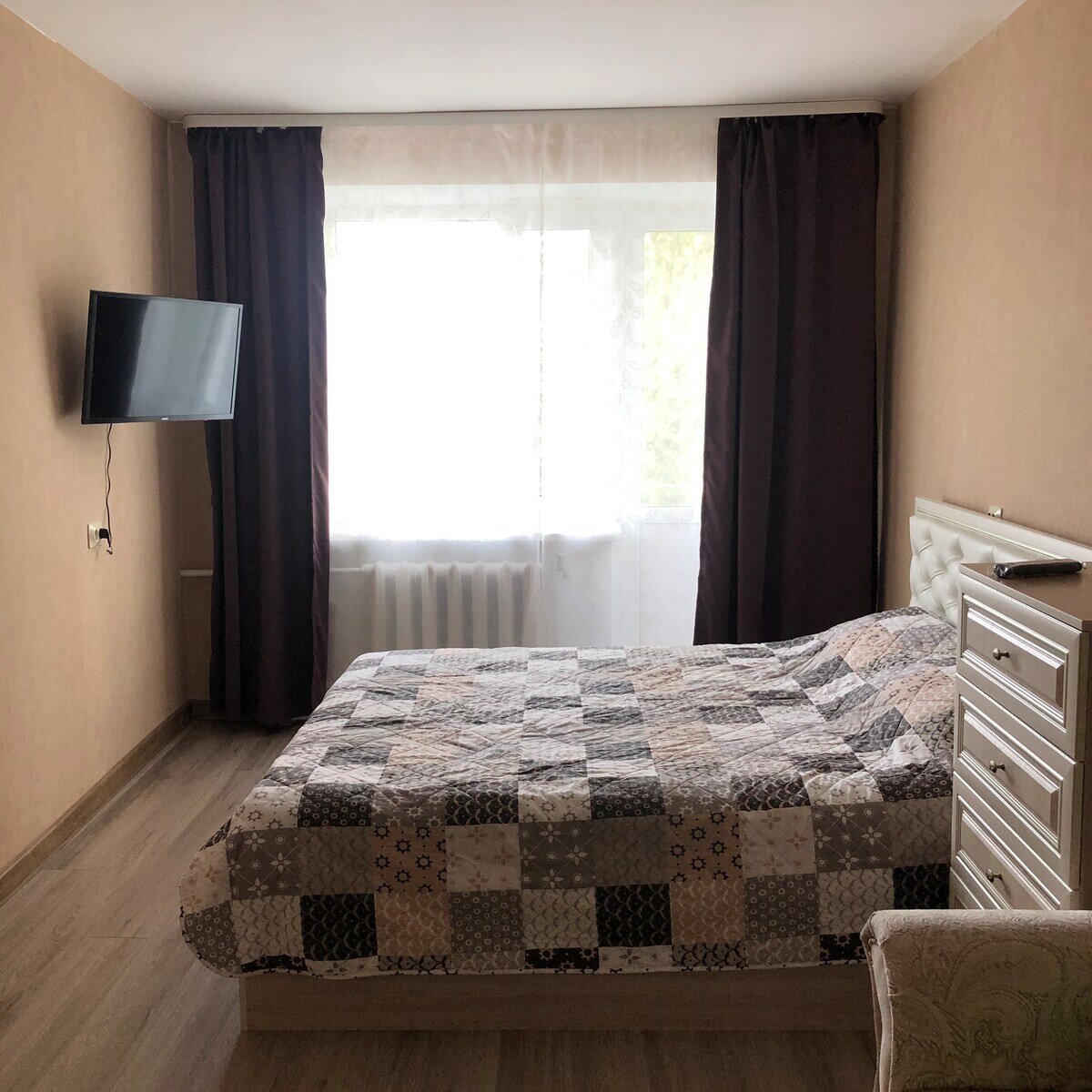 Апартаменты с одной розеткой и без шторы в ванной