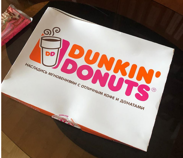 Фирменная коробка Dunkin’ Donuts.