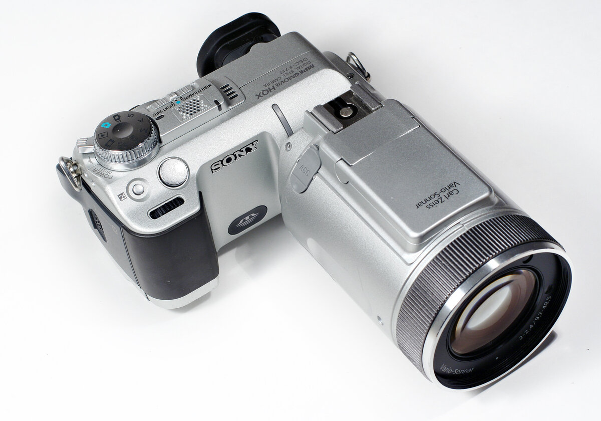 Sony Cyber-shot DSC-F717 - герой своего времени. 2002 год.