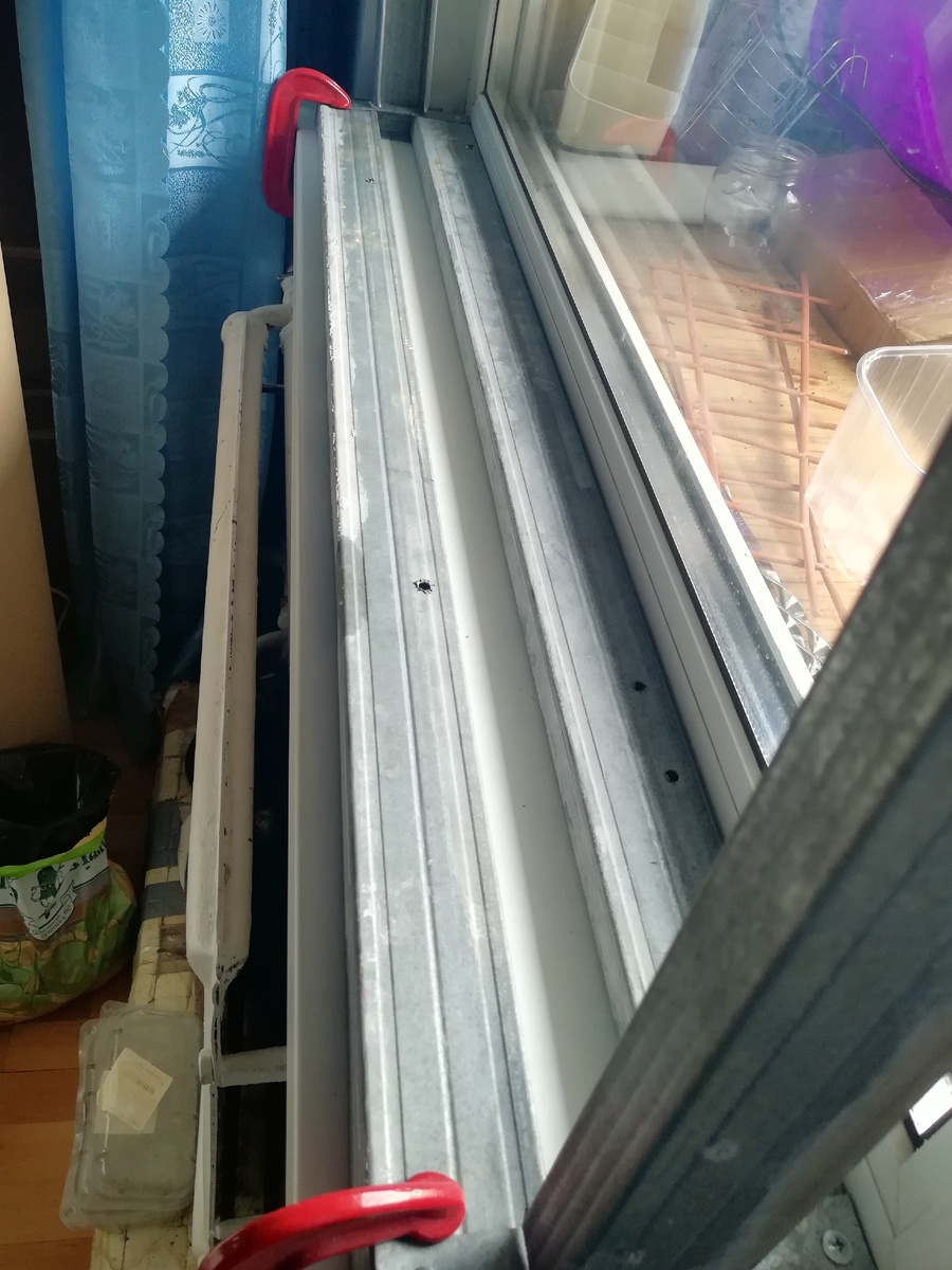 Каркас закреплен к подоконнику струбцинами.